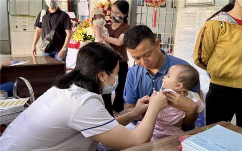 "Đi từng ngõ, gõ từng nhà" để đảm bảo trẻ em được tiêm vaccine sởi