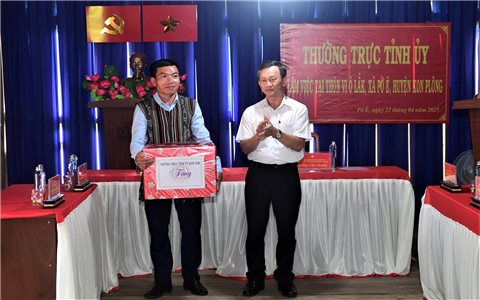 Bí thư Tỉnh ủy Kon Tum thăm, làm việc với đồng bào Hrê làng Vi Ô Lăk