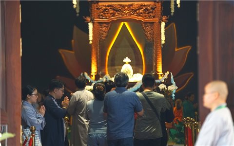 Đại sứ Ấn Độ cảm động khi chứng kiến người dân Việt Nam tới chiêm bái Xá lợi Đức Phật
