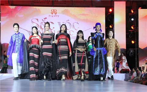 Thổ cẩm kể chuyện “Sắc vóc non cao”
