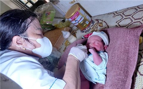 Hà Tĩnh: Phát hiện bé sơ sinh bị bỏ bên vệ đường
