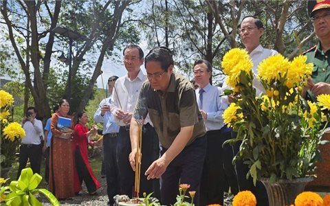 Thủ tướng Phạm Minh Chính tri ân các Anh hùng liệt sĩ, chiến sĩ cách mạng tại Côn Đảo