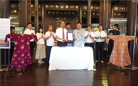 Huế tiếp nhận hai áo dài của Hoàng Thái hậu Từ Cung