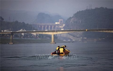 Phát hiện, trục vớt khối lượng lớn bom, đạn gần cầu Hòa Bình