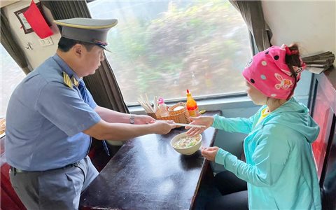Người phụ nữ nghèo tìm cách trốn vé tàu và hành động đẹp của nhân viên đường sắt