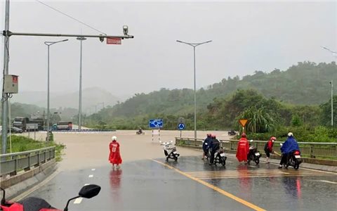 Mưa lớn kéo dài khiến nhiều tỉnh miền núi phía Bắc bị ngập sâu, giao thông tê liệt, nguy cơ cao xảy ra sạt lở