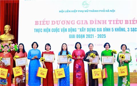 TP. Hà Nội: Biểu dương "gia đình 5 không, 3 sạch" và trẻ mồ khôi vượt khó học tốt