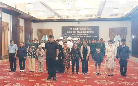 Dù trời mưa, dòng người vẫn không ngừng đổ về viếng nguyên Chủ tịch nước Trần Đức Lương tại TP. Hồ Chí Minh