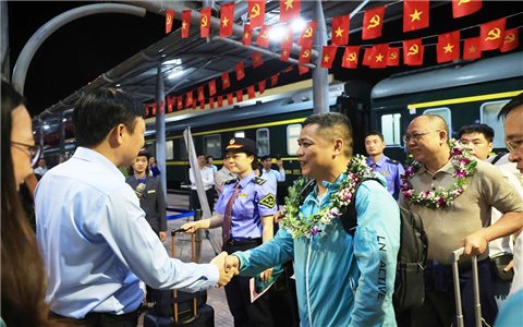 Những hành khách đầu tiên của tàu liên vận quốc tế Việt Nam - Trung Quốc khi hoạt động trở lại sau 5 năm