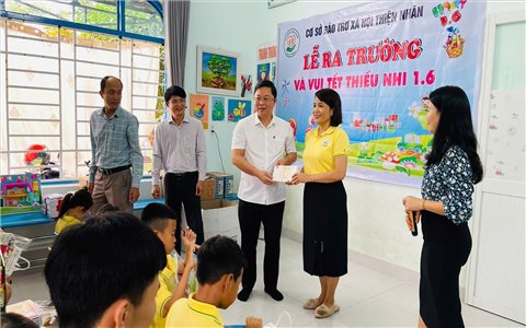 Quảng Nam: Ủy ban MTTQ Việt Nam tỉnh trao quà cho trẻ em khuyết tật