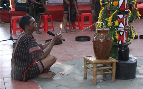 Linh thiêng lễ cúng bếp lửa của người Mnông