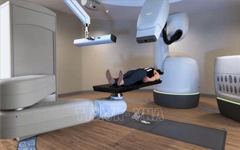 Bệnh viện đầu tiên tại Việt Nam đầu tư hệ thống robot xạ phẫu tích hợp AI điều trị ung thư