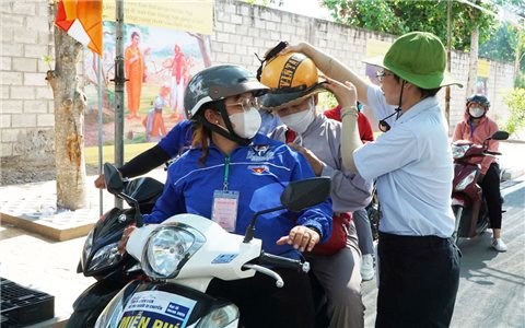 Hàng trăm tình nguyện viên "đội nắng" hỗ trợ người dân di chuyển miễn phí đi chiêm bái Xá lợi Đức Phật
