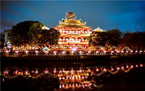 Đông đảo phật tử và người dân về chùa Pháp Hoa thả hoa đăng mừng Đại lễ Phật đản