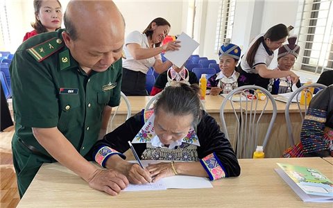 Mở lớp xóa mù chữ cho phụ nữ Mông khu vực biên giới