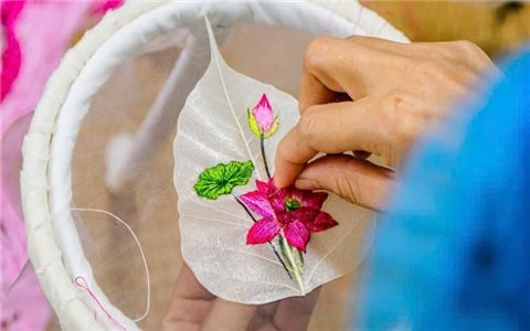 Tranh thêu trên lá bồ đề - Sản phẩm thủ công mỹ nghệ độc đáo