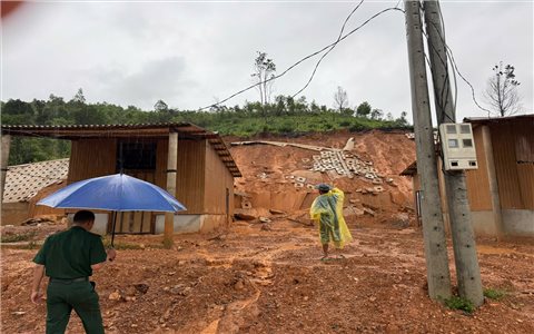Mưa lớn gây sạt lở ở nhiều nơi ở vùng núi Quảng Trị