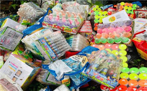 Gia Lai: Hàng trăm gói kẹo, đồ chơi nhựa bị vứt bỏ ở các bãi rác