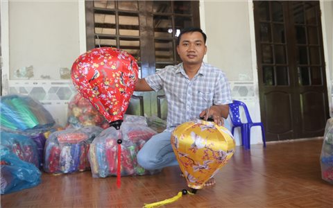 9X bỏ phố về quê, đưa đèn lồng phố Hội ra thế giới