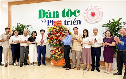 Lãnh đạo Ban Tuyên giáo và Dân vận Trung ương thăm, chúc mừng Báo Dân tộc và Phát triển