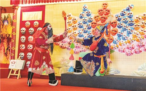 La Thanh Hùng với nghệ thuật vẽ mặt nạ tuồng xứ Huế