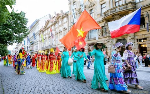 Rực rỡ sắc màu Việt trong Ngày Văn hóa các Dân tộc Thiểu số tại Praha