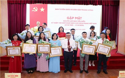 Phóng viên Báo Dân tộc và Phát triển được vinh danh Người làm báo tiểu biểu