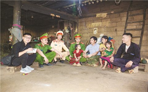 Những chuyến đi “tìm chữ” ở vùng cao