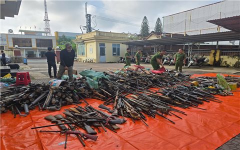 Kon Tum: Tiêu hủy gần 2.000 vũ khí, công cụ hỗ trợ do người dân tự nguyện giao nộp