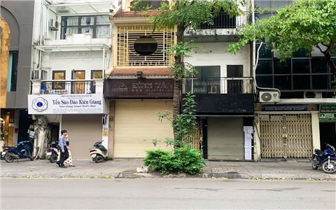 Đường phố vắng vẻ, các gian hàng “cửa đóng, then cài” trong chiến dịch chống hàng lậu