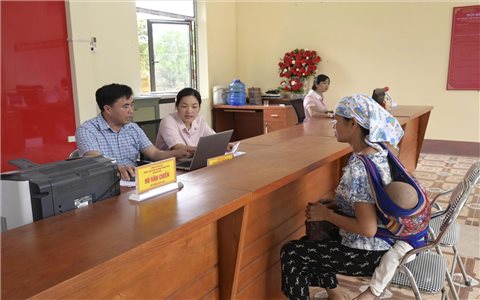 Người dân miền núi phấn khởi được giao dịch giải quyết hành chính tại xã