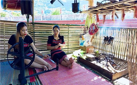 Về nơi hoa nở trên tay