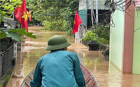Nước lũ lên nhanh, nhiều xã ở miền Tây Nghệ An chìm trong biển nước