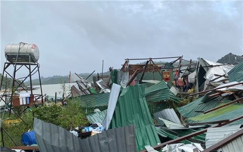 Dông lốc đi qua, làng chài ở xã vùng biên ở Quảng Ngãi tan hoang
