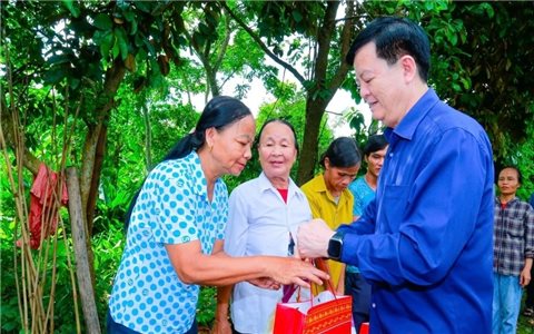 Phó Thủ tướng Chính phủ Mai Văn Chính thăm, tặng quà người dân bị ảnh hưởng bão số 3