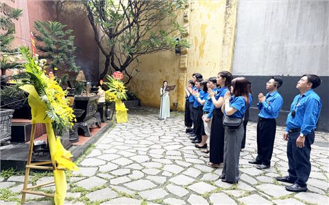 Đoàn Thanh niên Bộ Dân tộc và Tôn giáo dâng hương tại Đài tưởng niệm các Anh hùng, Liệt sĩ Nhà tù Hỏa Lò, Hà Nội