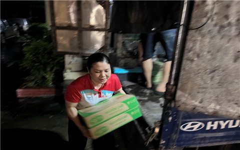 Chuyến xe “Nghĩa tình đồng bào” đầu tiên đã đến miền Tây Nghệ An