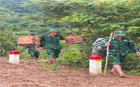 Bộ đội Biên phòng tiếp tế lương thực cho người dân vùng lũ