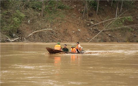 Vượt sông tiếp cận 4 bản cô lập ở Lượng Minh, quyết tâm không để đồng bào bị thiếu đói