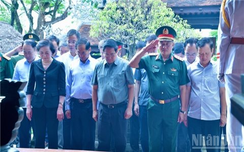 Thủ tướng Phạm Minh Chính dâng hương tại Bảo tàng Đại tướng Nguyễn Chí Thanh ở thành phố Huế