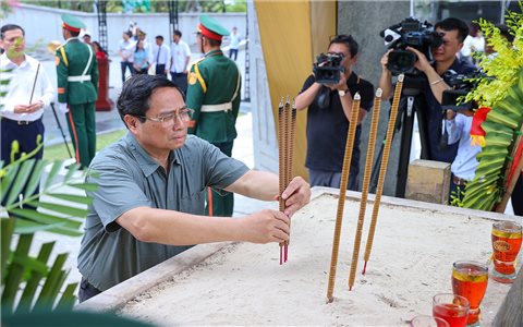 Thủ tướng thăm Mẹ Việt Nam anh hùng, dâng hương tại Thành cổ Quảng Trị và Nghĩa trang Đường 9