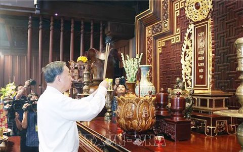 Tổng Bí thư Tô Lâm dâng hương tưởng niệm các Anh hùng, Liệt sĩ tại Điện Biên