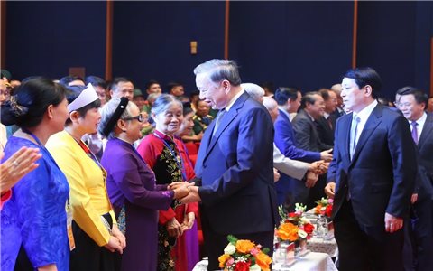Máu đào tô thắm cờ Tổ quốc