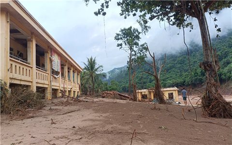 Bới đất tìm trường sau cơn lũ