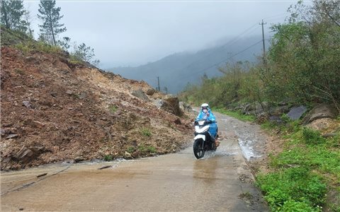 Nhiều đường giao thông tại xã vùng cao Măng Ri bị sạt lở, nguy cơ đứt gãy