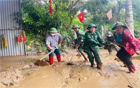 Những bước chân vội vã trong nước lũ