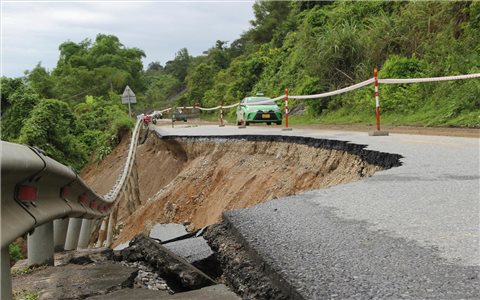 Nhiều tuyến đường giao thông miền núi Nghệ An vẫn bị "tê liệt" cục bộ