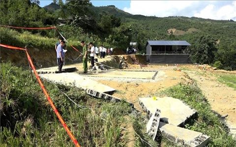 Lào Cai: Sập tường bể nuôi cá làm 4 người thương vong