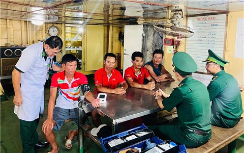 Bộ đội Biên phòng Đà Nẵng tiếp nhận 4 ngư dân gặp nạn trên biển