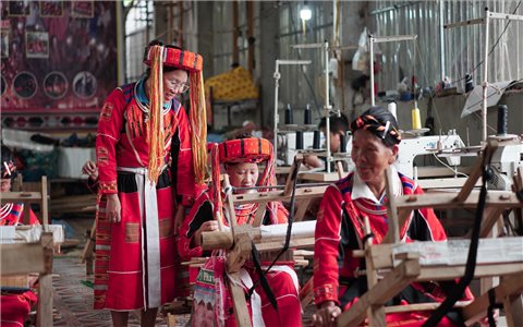 Người phụ nữ Pà Thẻn thắp sáng ước mơ đưa thổ cẩm dân tộc ra thế giới